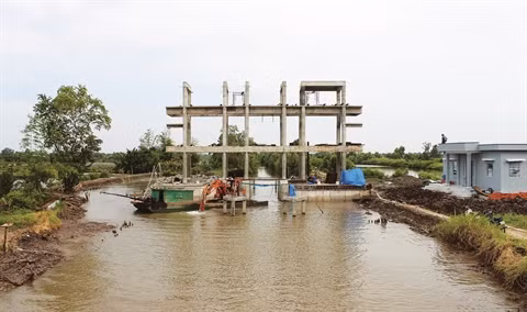 Un ouvrage hydraulique dans la province de Cà Mau. Photo : Thê Anh/VNA/CVN