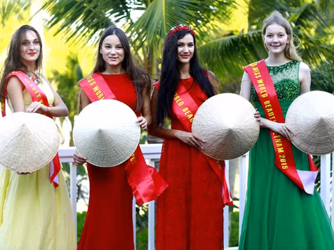 Des belles de huit pays de la CEI arrivent à Da Nang ảnh 1