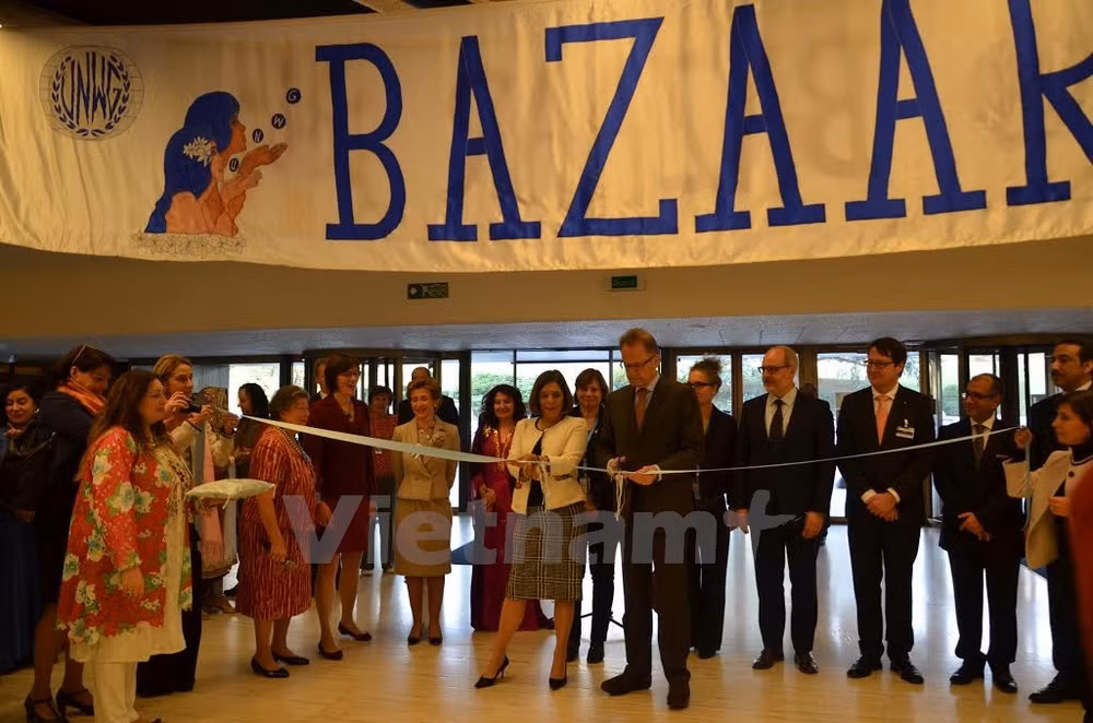 Charité : le Vietnam participe à la foire Bazaar de l’ONU 2015 ảnh 2