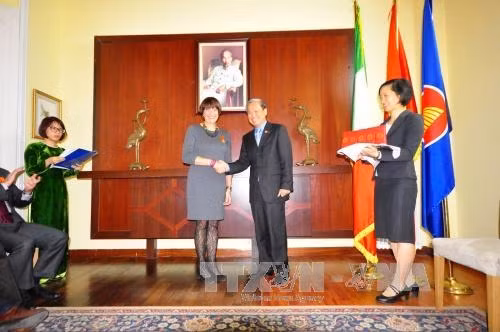 Remise des Ordres d’amitié aux amis italiens ảnh 1 Remise des Ordres d’amitié aux amis italiens ảnh 1