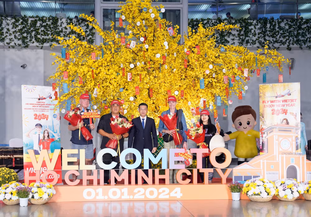 Vietjet célèbre joyeusement la nouvelle année dans les aéroports nationaux et internationaux ảnh 1 Vietjet célèbre joyeusement la nouvelle année dans les aéroports nationaux et internationaux ảnh 1