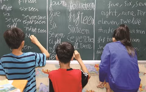 Une classe "zéro dông" s’éclaire sous le viaduc à Hô Chi Minh-Ville ảnh 1 Une classe "zéro dông" s’éclaire sous le viaduc à Hô Chi Minh-Ville ảnh 1
