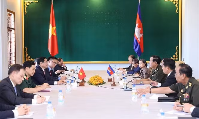 Le Premier ministre vietnamien rencontre son homologue cambodgien ảnh 1