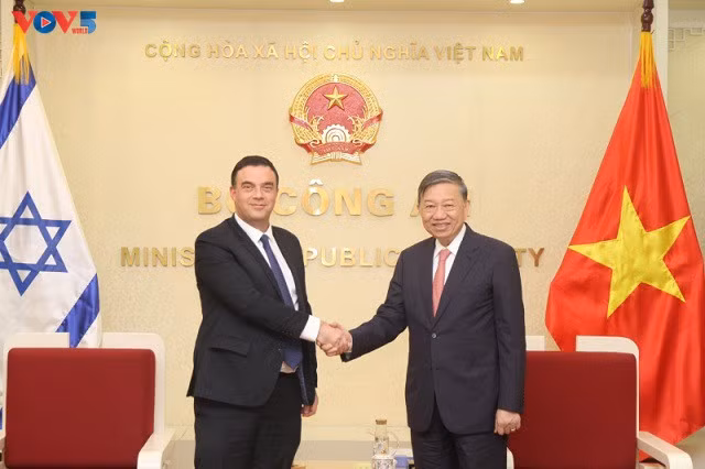 Le ministre de la Sécurité publique rencontre l'ambassadeur d’Israël au Vietnam ảnh 1