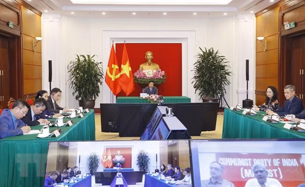 Le permanent du Secrétariat du PCV Vo Van Thuong s’entretient en ligne avec Sitaram Yechury ảnh 1