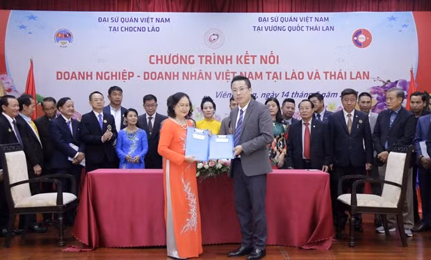 Un forum à Vientiane relie les entrepreneurs vietnamiens au Laos et en Thaïlande ảnh 1