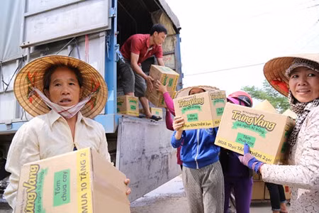 Quang Binh : après les crues, l’entraide ảnh 2 Quang Binh : après les crues, l’entraide ảnh 2