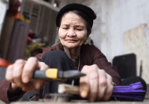 La beauté des éventails traditionnels ảnh 2