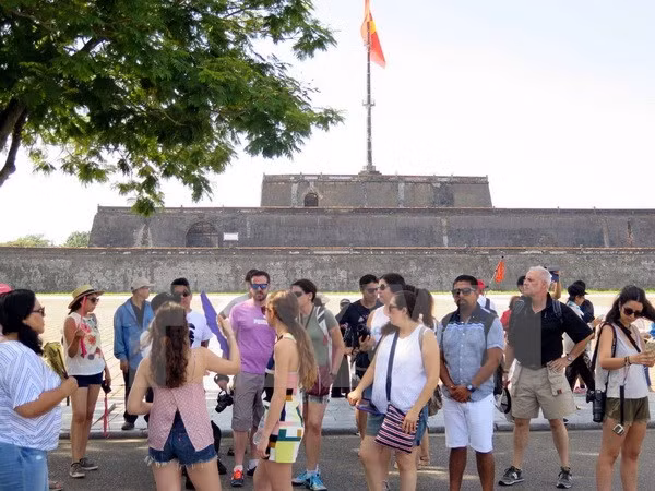 Plus de 2,74 millions de touristes visitent Thua Thien-Hue ảnh 1