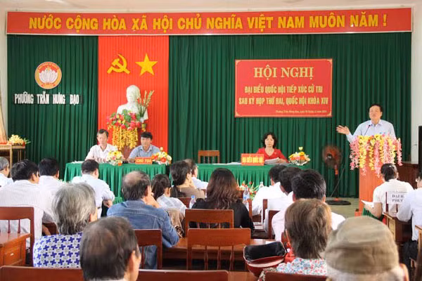 Des dirigeants du Parti et de l’État rencontrent des électeurs locaux ảnh 4
