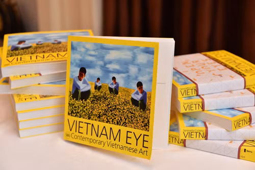 Publication du livre de photos "L’art contemporain du Vietnam" ảnh 1