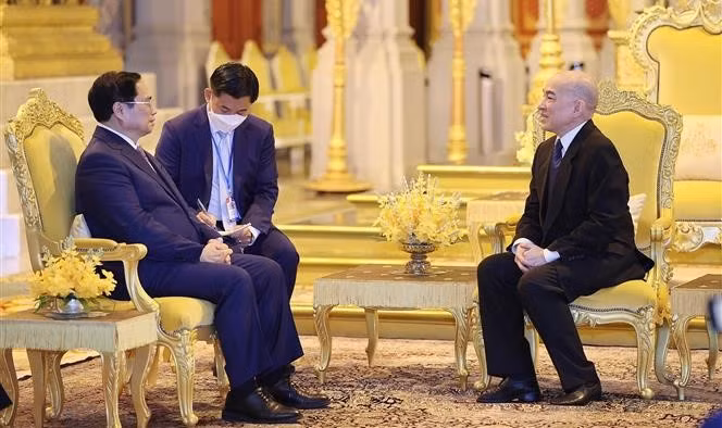 Le Premier ministre Pham Minh Chinh rend visite au Roi du Cambodge ảnh 1