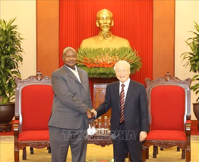 Le leader du PCV reçoit le président ougandais ảnh 2