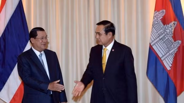 Les PM cambodgien et thaïlandais s'entretiennent ảnh 1