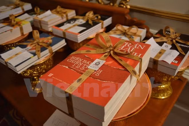 Tran Mai Hanh reçoit le prix littéraire de l’ASEAN ảnh 2