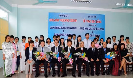 Remise de bourses japonaises à des étudiants de l'Université de Huê ảnh 1
