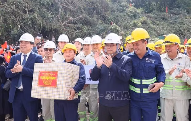 Le PM à la cérémonie inaugurale du chantier de l'autoroute Lang Son-Cao Bang ảnh 1
