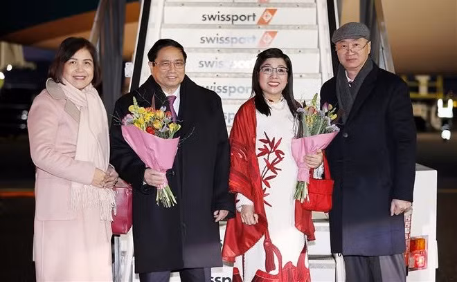 Le PM Pham Minh Chinh arrive en Suisse pour assister au Forum de Davos 2024 ảnh 1