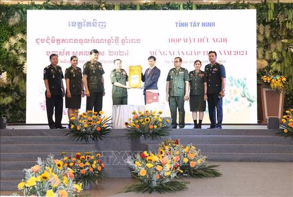Têt: les provinces cambodgiennes formulent leurs meilleurs vœux à Tây Ninh ảnh 1