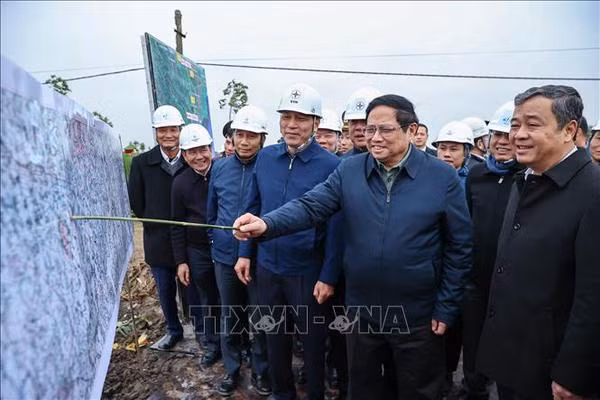 Le PM inspecte la construction de la ligne de 500 kV ảnh 1