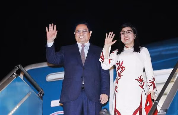 Le PM part pour le WEF-54 et des visites officielles en Hongrie et en Roumanie ảnh 1