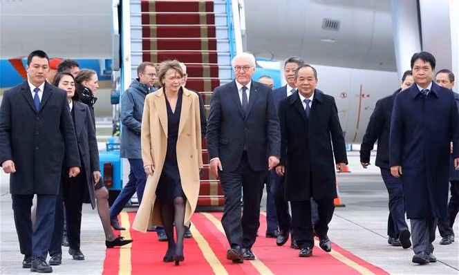 Le président fédéral allemand Frank-Walter Steinmeier arrive à Hanoï ảnh 1