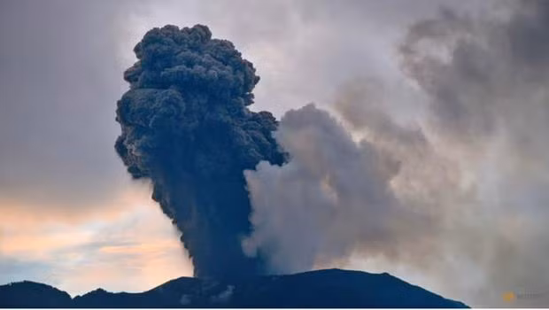 L'Indonésie évacue 6.500 personnes à cause d'une éruption volcanique ảnh 1