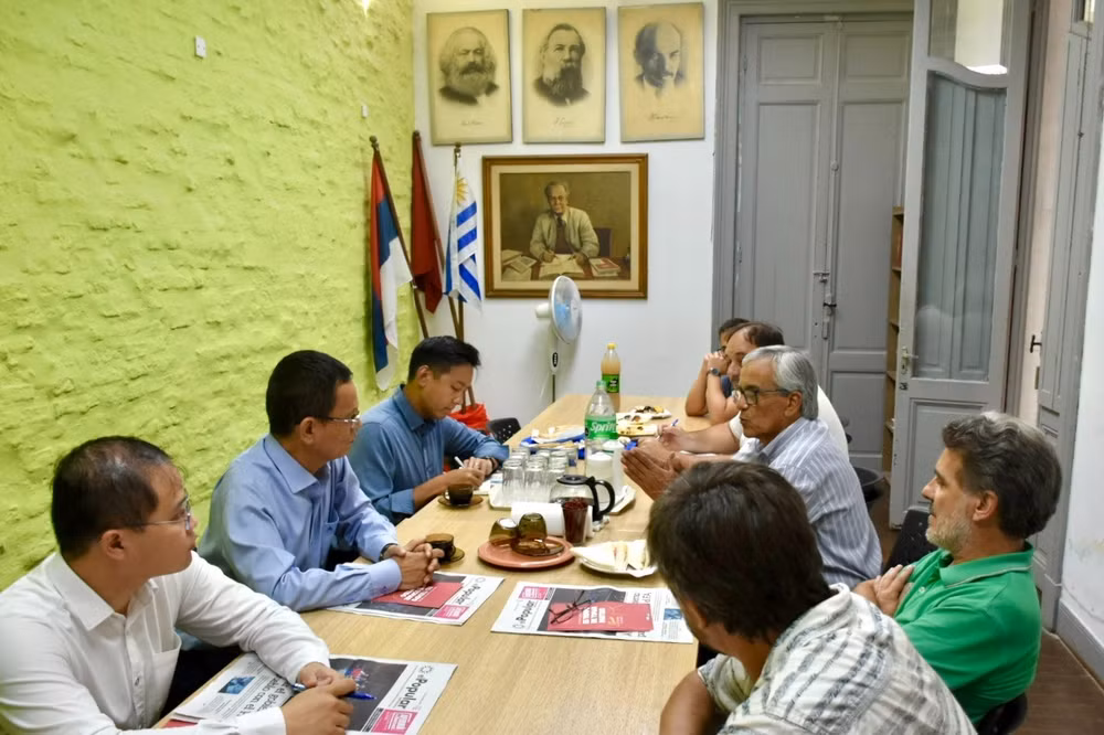 Le SG du Parti communiste d'Uruguay affirme le rôle du leadership du Parti communiste du Vietnam ảnh 2