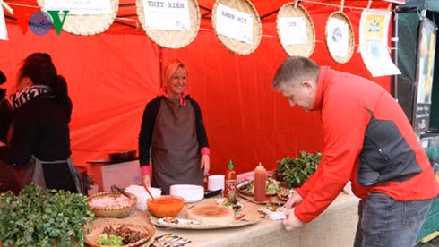 Les plats vietnamiens présentés au Festival de cuisine de rue en République tchèque ảnh 1
