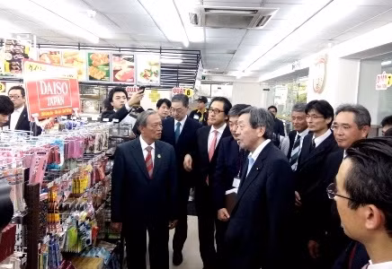 De grands distributeurs japonais au Vietnam ảnh 1