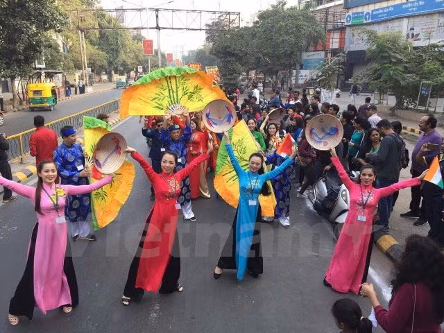 Présentation de l’art vietnamien aux amis indiens ảnh 1 Présentation de l’art vietnamien aux amis indiens ảnh 1