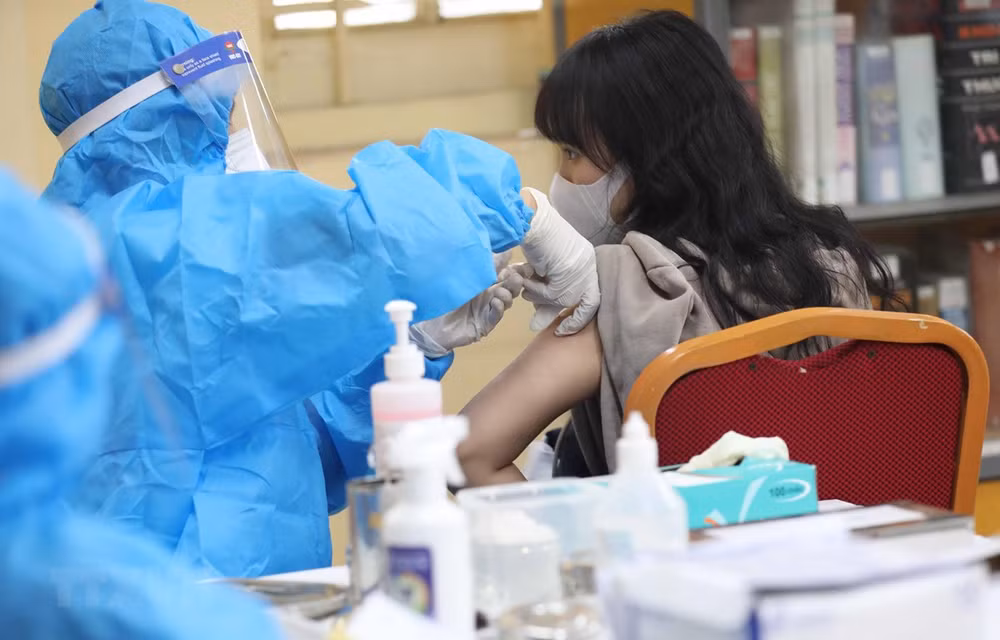 Le PM demande plus de rapidité dans la vaccination contre le COVID-19 ảnh 1 Le PM demande plus de rapidité dans la vaccination contre le COVID-19 ảnh 1