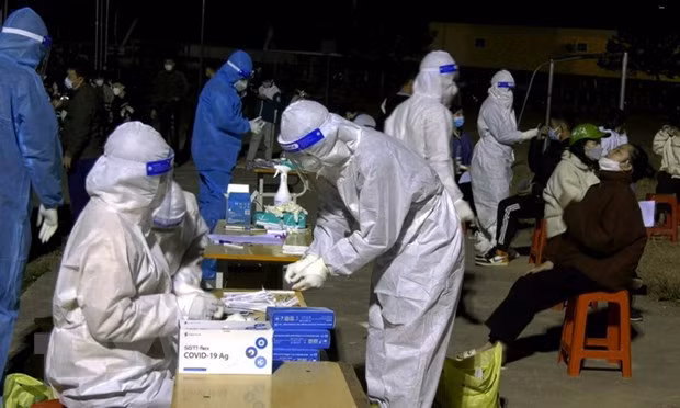 COVID-19 : le Vietnam signale plus de 15.800 nouveaux cas et 248 décès ảnh 1