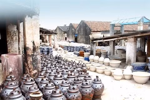 Bat Tràng, la poterie ancestrale se modernise ảnh 1 Bat Tràng, la poterie ancestrale se modernise ảnh 1