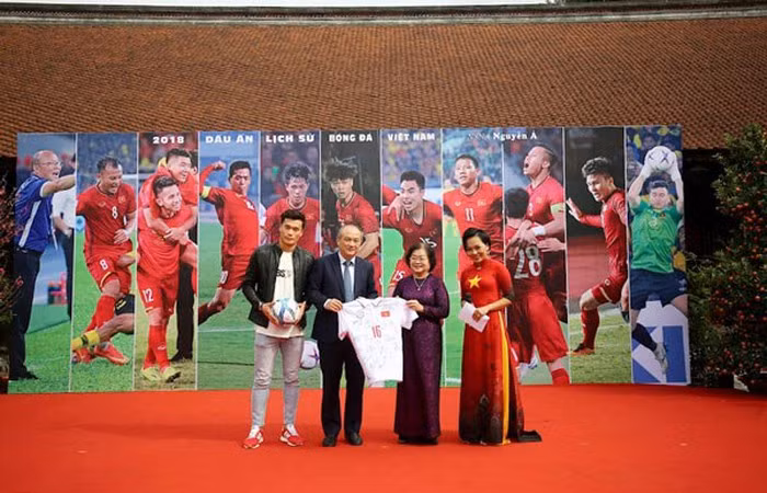 Une exposition de photos sur le football vietnamien ảnh 1