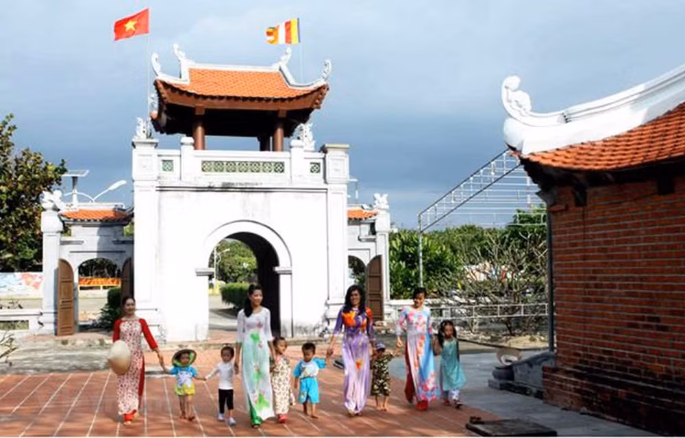 Une exposition photographique présente des pagodes vietnamiennes ảnh 1