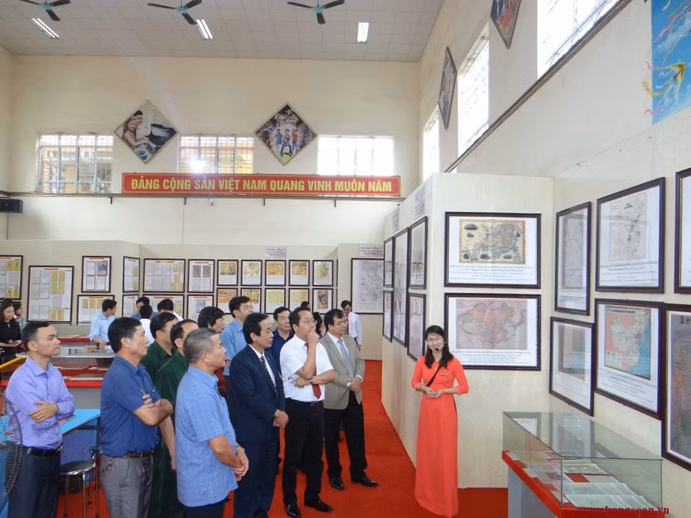 Journée du livre et exposition sur Hoang Sa et Truong Sa à Hai Duong ảnh 2