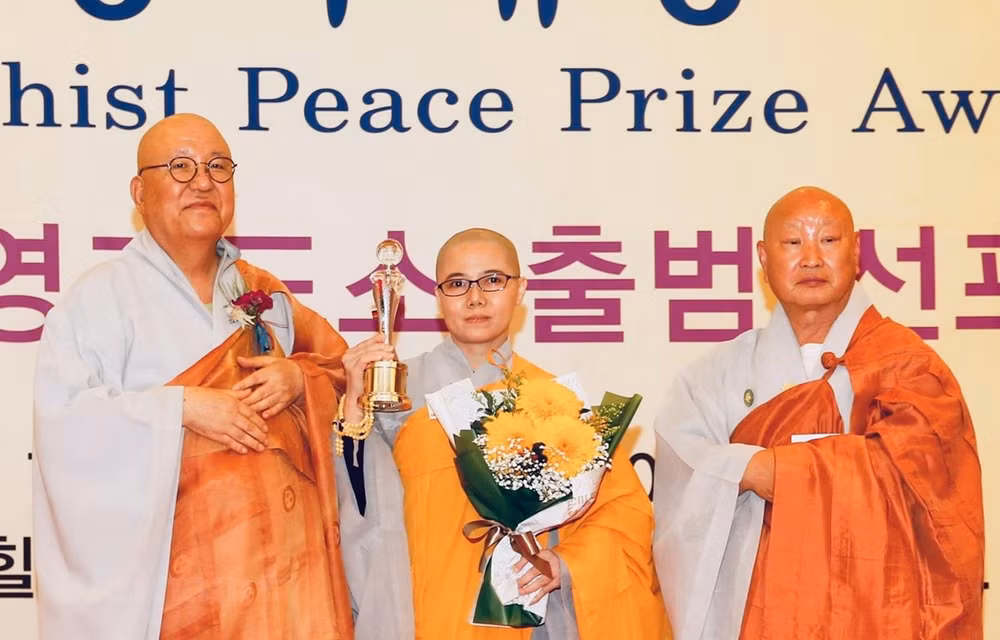 Une bonzesse vietnamienne reçoit un prix de la paix du bouddhisme ảnh 1
