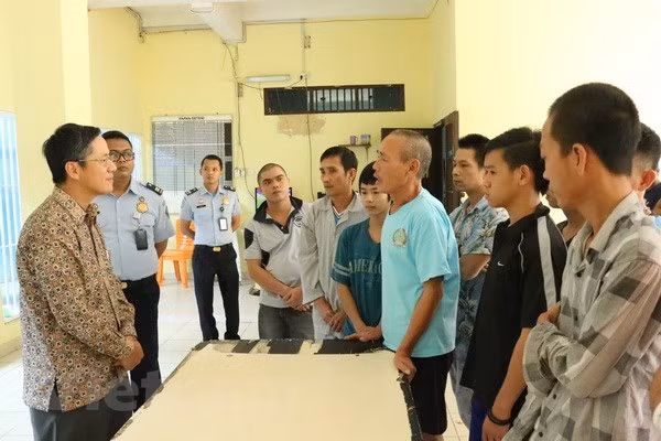 Des cadres de l'ambassade du Vietnam rendent visite aux pêcheurs arrêtés en Indonésie ảnh 1