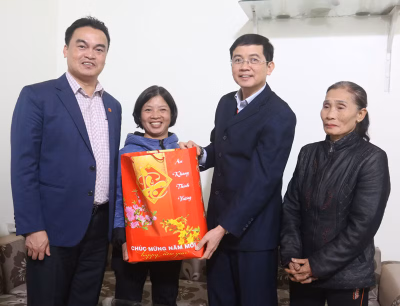Bac Ninh : remise de cadeaux à des catholiques pauvres à l’occasion de Noël ảnh 1