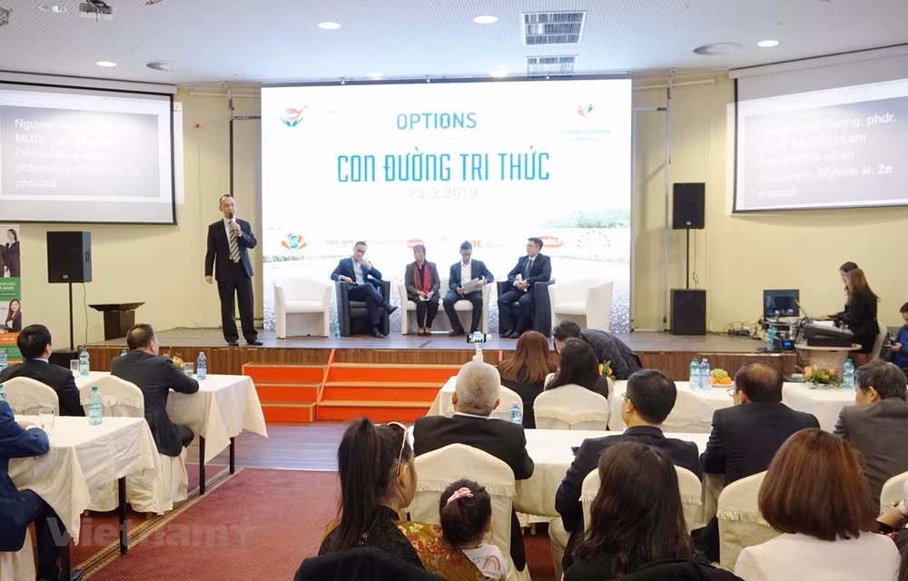 "La voie des connaissances" oriente l’avenir des jeunes vietnamiens en R. tchèque ảnh 1