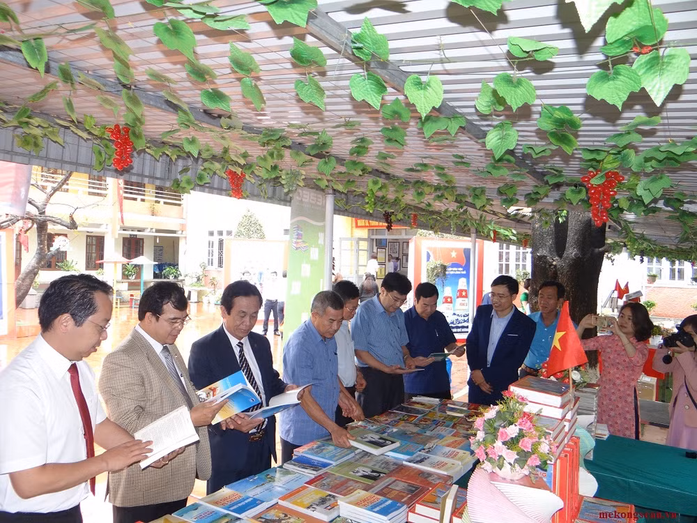 Journée du livre et exposition sur Hoang Sa et Truong Sa à Hai Duong ảnh 1