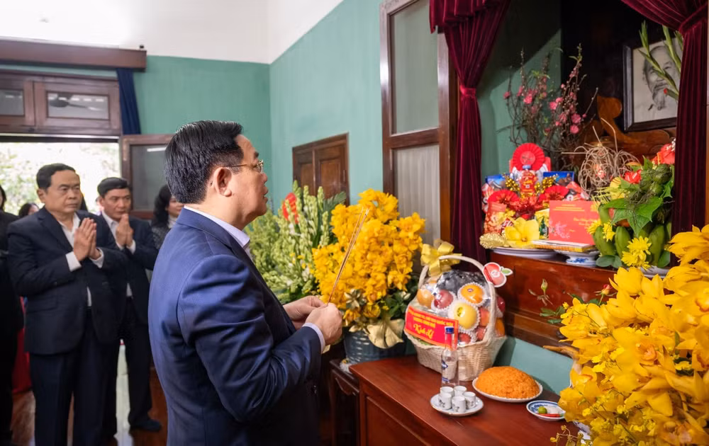 Le chef de l’Assemblée nationale rend hommage au Président Hô Chi Minh ảnh 1