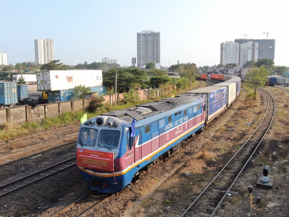 Départ du premier train de transport international de marchandises pour le Nouvel An lunaire ảnh 1