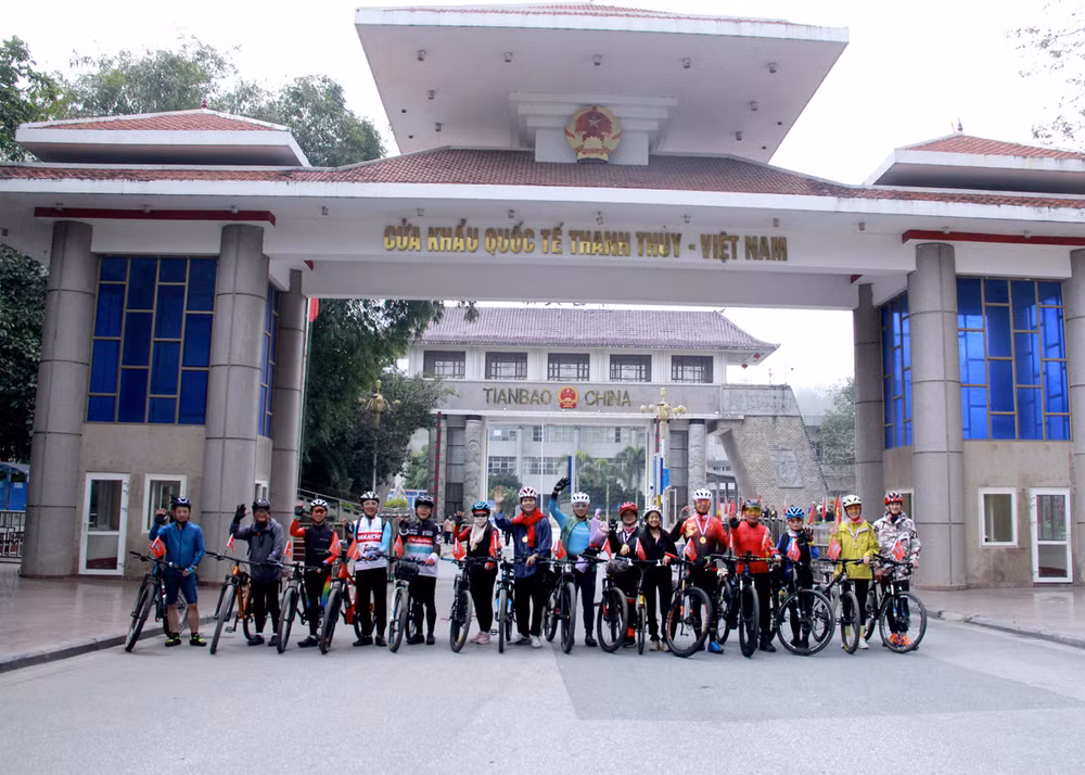 Un voyage à vélo relie les provinces vietnamiennes et chinoises ảnh 1