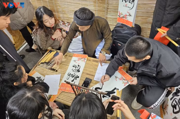 De Hanoi à Paris, les étudiants vietnamiens célèbrent le Têt avec leurs amis étrangers ảnh 2
