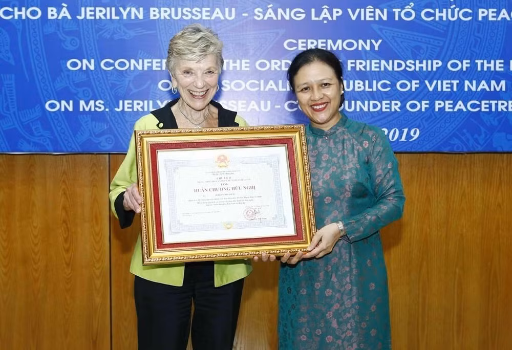 Remise de l’Ordre d’amitié à la fondatrice de l'organisation "Peace Trees Vietnam" ảnh 1