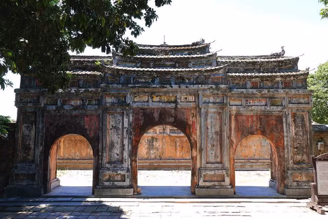 Restauration d'ouvrages du Palais Phung Tien, à Dai Nôi de Hue ảnh 1