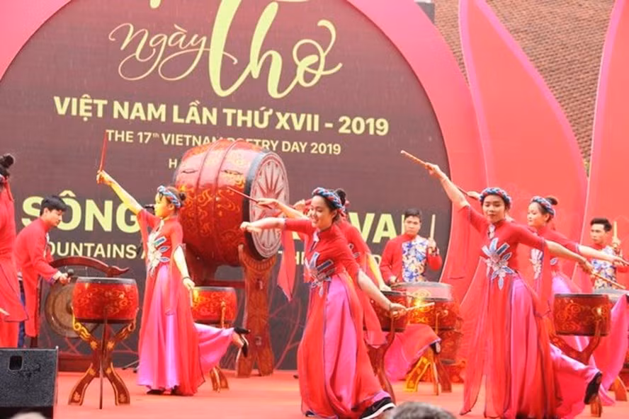 Diverses activités dans le cadre de la 17e Journée de la poésie du Vietnam ảnh 1