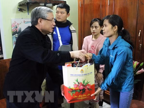 Le permanent du Secrétariat du CC du Parti rend visite à des travailleurs à Bac Giang ảnh 1
